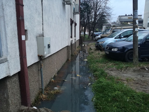 ЗАРАЗА ИЗ ПОДРУМА: Фекалије плаве зграде у насељу Умка